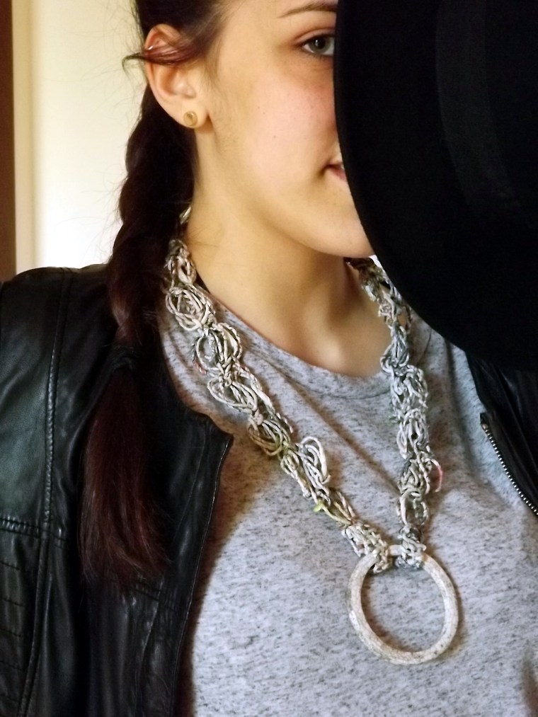 ceci-con-collana-anello-bianco