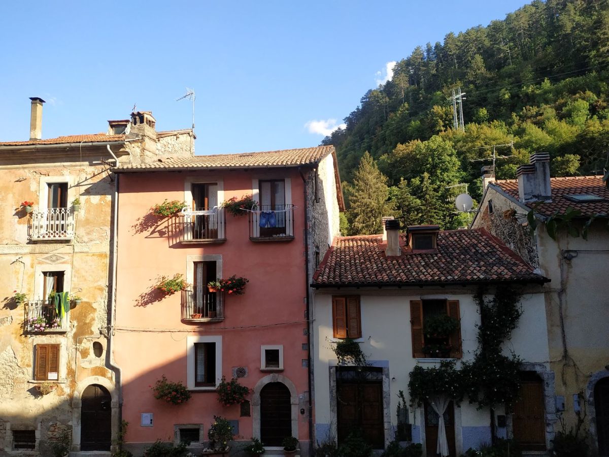 Entroterra abruzzese e parchi nazionali | 3 borghi da visitare tra laghi, street art e casette&nbsp;arroccate