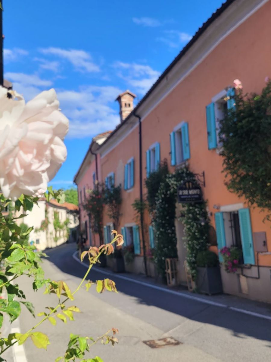 Un giorno a Bossolasco | Tuffo in piscina e un giro nel borgo delle&nbsp;rose