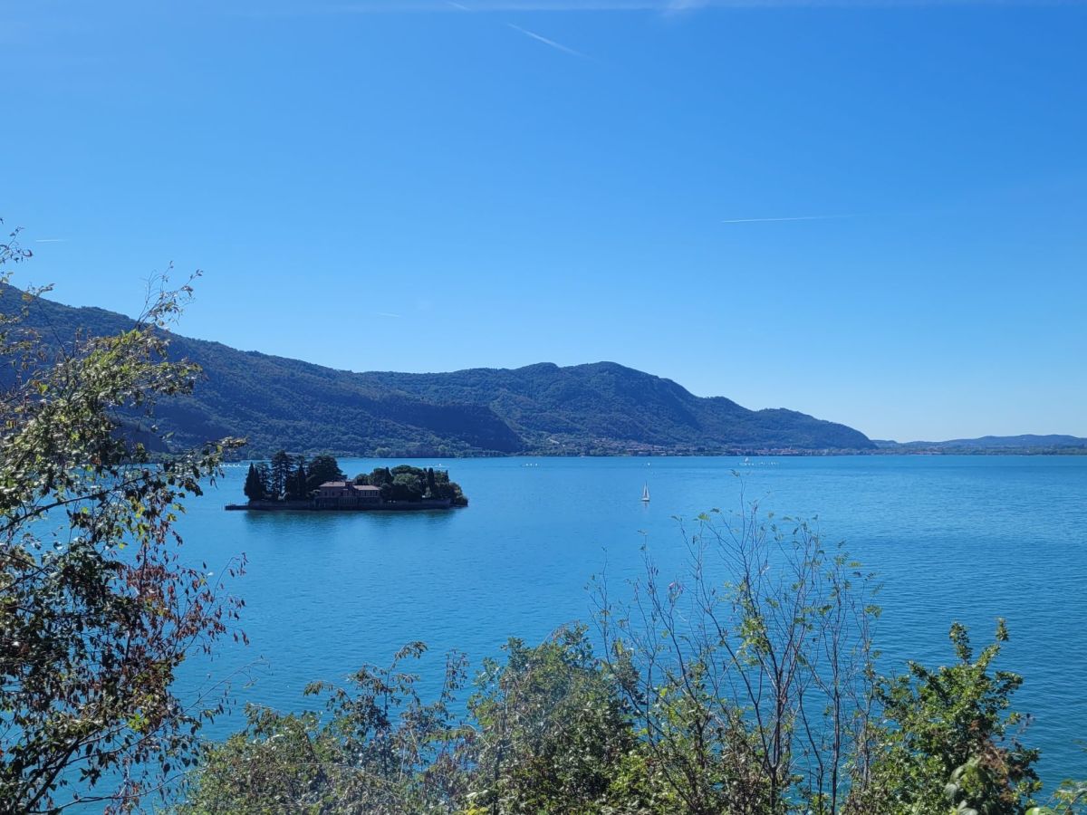 Lago di Iseo, isole e isolotti che lo abitano tra leggende e opere di Land&nbsp;Art
