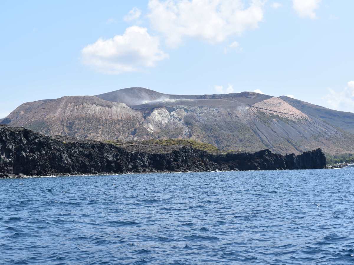 Vulcano, l’isola nera delle Eolie che fuma e incanta da terra e dal&nbsp;mare