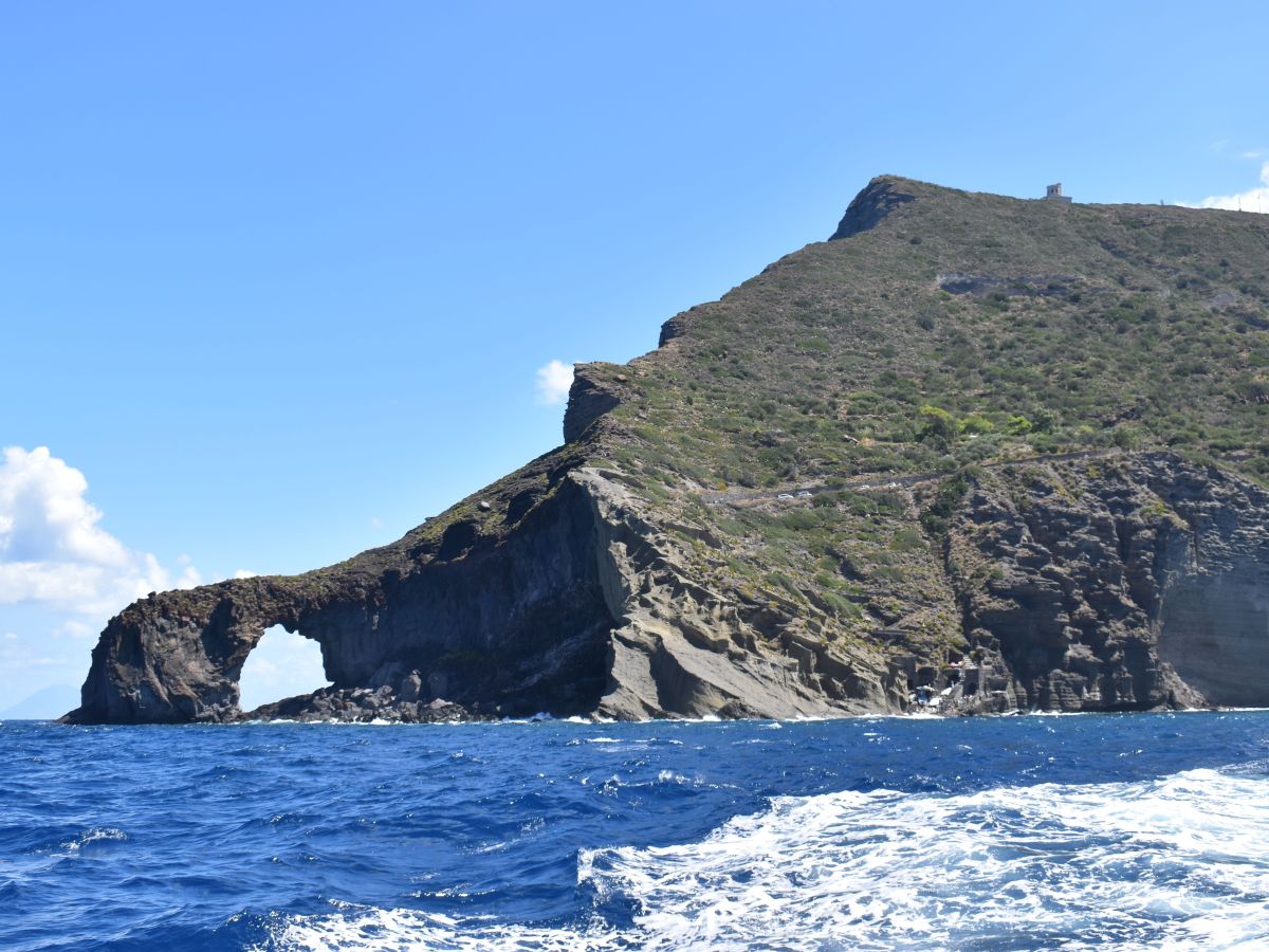 Salina, la più verde delle Eolie: tra vigneti, capperi e i luoghi de Il&nbsp;Postino